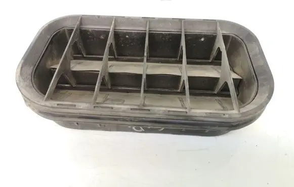 Quarter panel pressure vent