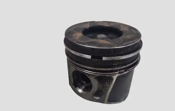 Volvo V50 Piston