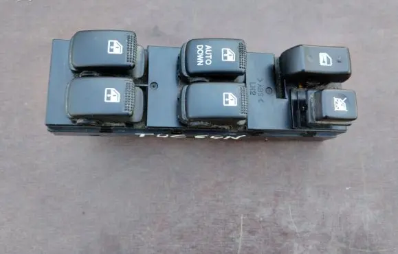 Hyundai Tucson JM Electric window control switch 935702E200DD 935702E200