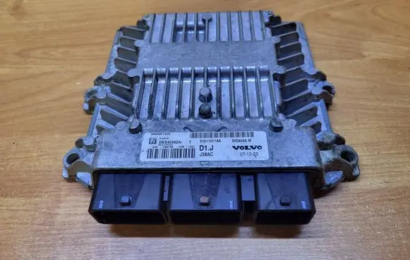 Volvo V50 Engine control unit/module 31211071AA SID803AM 5WS40562A