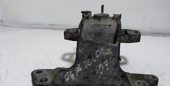 Peugeot 407 Engine mount bracket