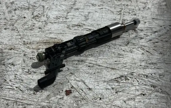 Porsche Panamera (971) Fuel injector 06M906036L