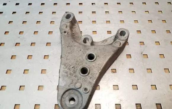 Seat Ibiza III (6L) Engine mounting bracket 6Q0199185D