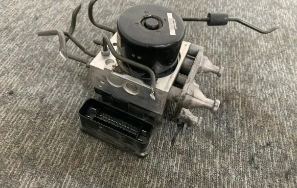 Mercedes-Benz C W204 ABS Pump A1729014000