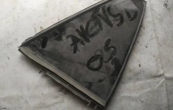 Toyota Avensis T250 Rear vent window glass 