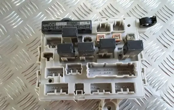 Toyota Previa (XR30, XR40) II Fuse module 8922128040