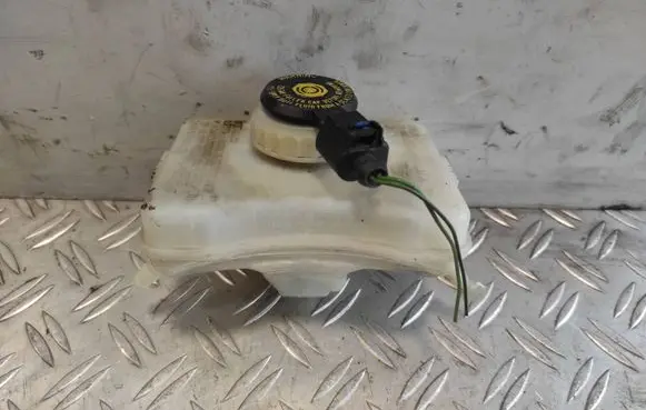 Brake fluid reservoir