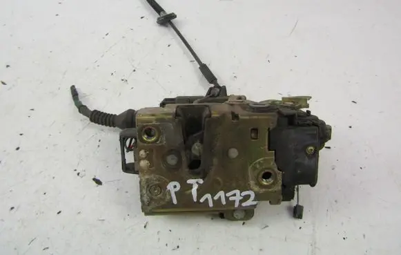 Volkswagen PASSAT B5 Rear door lock 