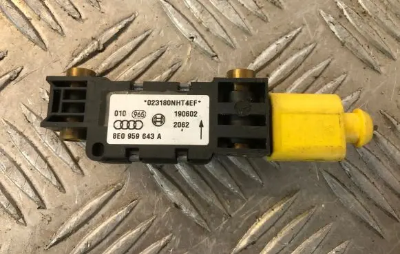 Audi A6 S6 C5 4B Airbag deployment crash/impact sensor 8E0959643A 190602 023180NHT4EF