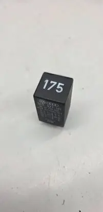 Volkswagen PASSAT B5.5 Other relay 3A0927181 61233005