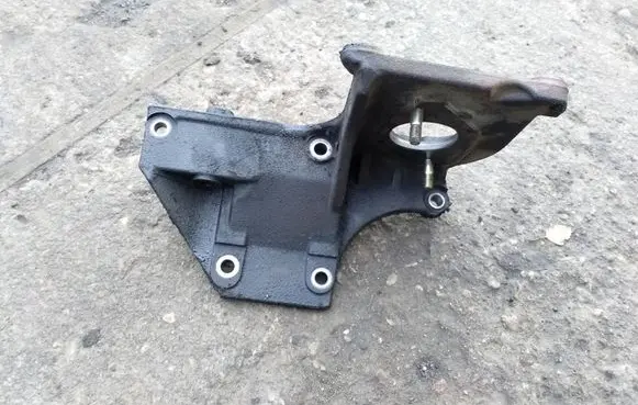 Mazda 323 Engine mounting bracket