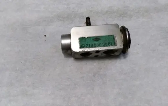 Mercedes-Benz C W202 Air conditioning (A/C) expansion valve 2108300084
