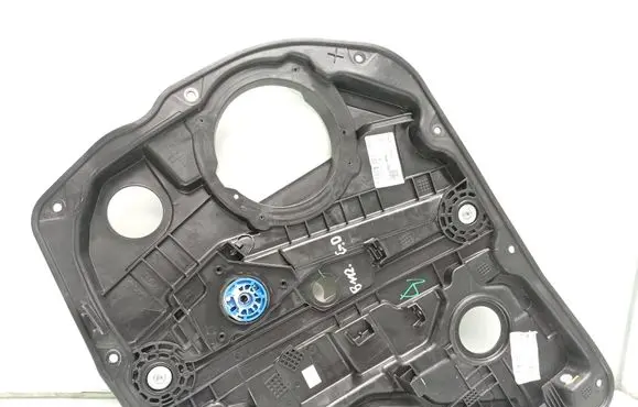 Rear window lifting mechanism without motor