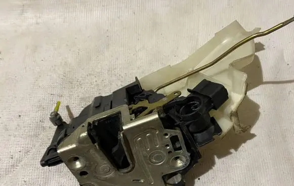 Mercedes-Benz C W203 Front door lock 2037200435