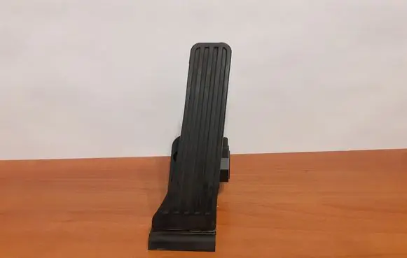 Mercedes-Benz E A207 Accelerator throttle pedal A2043000004 5400