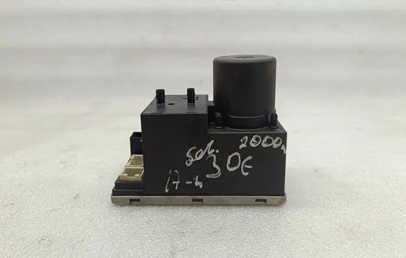 Audi A3 S3 8L Central locking vacuum pump 8D0862257C 1002