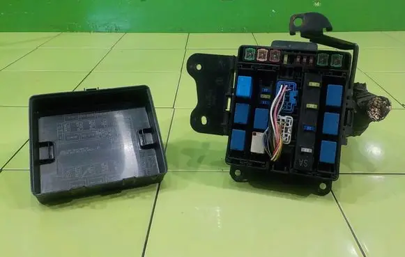 Suzuki Grand Vitara II Fuse box set BEZPIECZNIKOW UP103