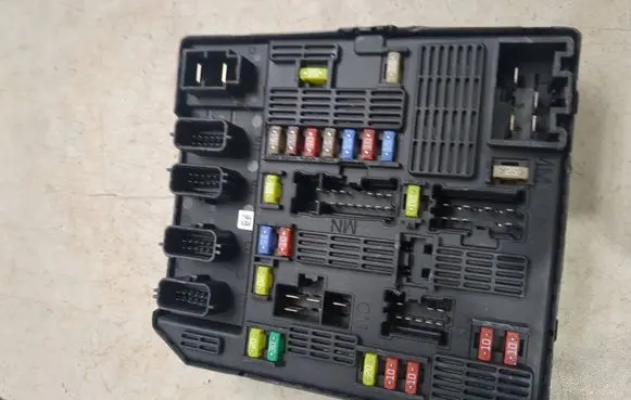 Renault Scenic III - Grand scenic III Fuse module 284B62342R 0231012100735 2840207902300