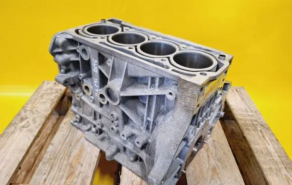 Volkswagen Touran I Engine block 03C103019D