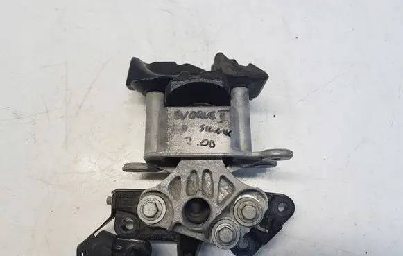 Engine mount vacuum valve