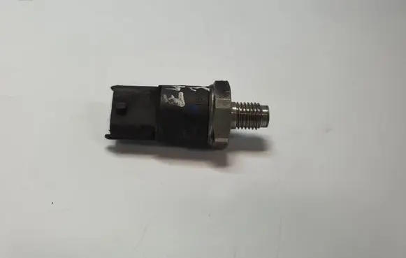 BMW 5 E39 Fuel pressure sensor 0281002475 7812345 13537812345