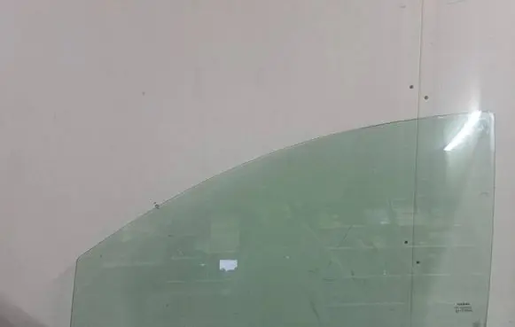 Nissan Note (E11) Front door window glass four-door