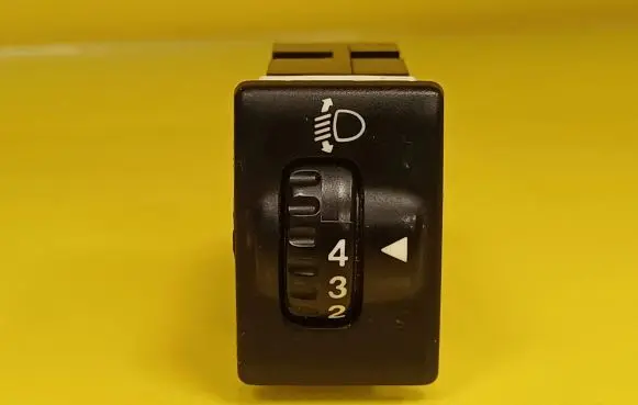 Suzuki Baleno EG Headlight level height control switch 32932074