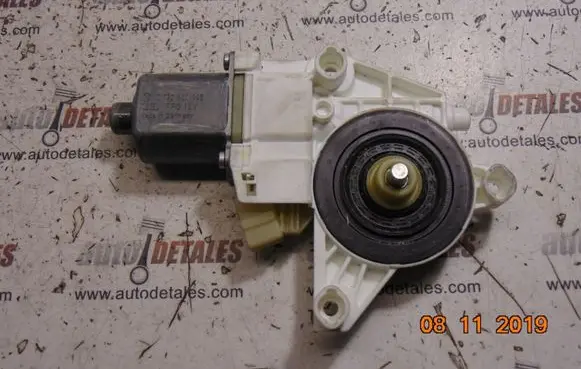 Mercedes-Benz C W204 Front door window regulator motor A2048200242