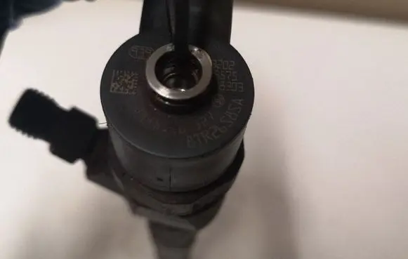 Opel Insignia A Fuel injector 0445110327