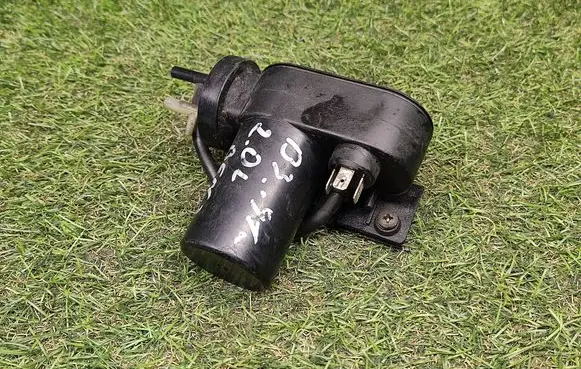 Volkswagen PASSAT B3 Central locking vacuum pump 171907325