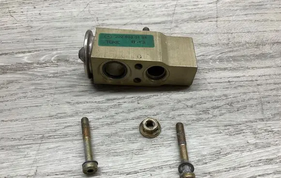 Mercedes-Benz SL AMG R129 Air conditioning (A/C) expansion valve 2028300184