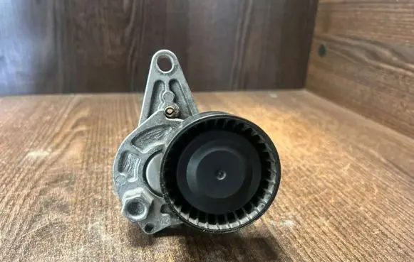 Opel Vivaro Timing belt tensioner 117505337R X0985710