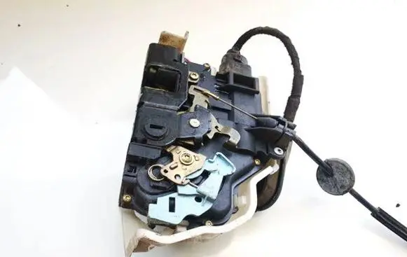 Volkswagen Golf V Rear door lock 7l0839016d