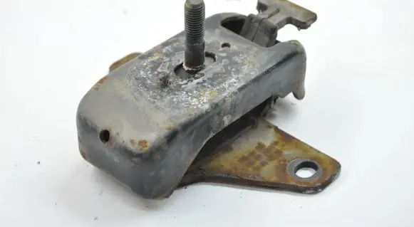 Volkswagen Amarok Engine mount bracket