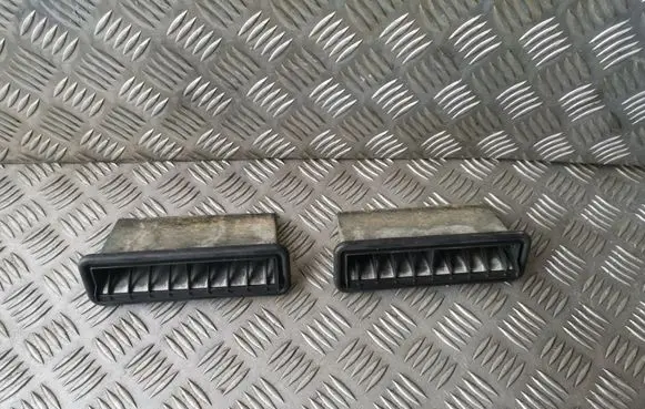Jaguar XJ X308 Quarter panel pressure vent 