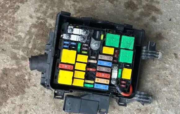Peugeot 308 Fuse module 9804848580