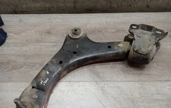 Volvo V70 Front lower control arm/wishbone 6G9N3A052