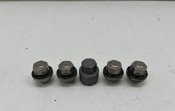 Jaguar I-Pace Anti-theft wheel nuts and lock