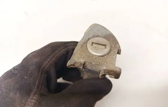 Volkswagen PASSAT B6 Front door lock (next to the handle) 