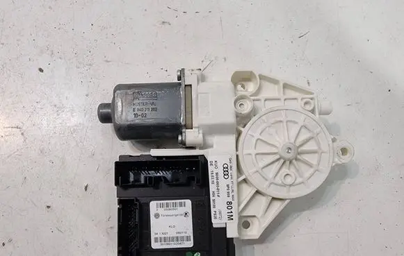 Audi A3 S3 8P Front door window regulator motor 8P0959801M H04S0100 S006060011F