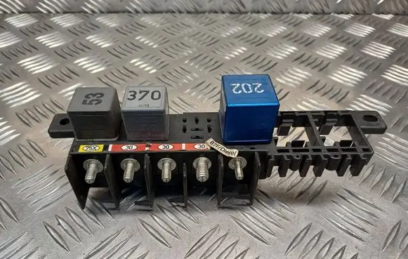 Audi A4 S4 B5 8D Relay mounting block 8L0941822A