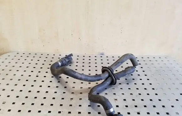 Volkswagen PASSAT B5.5 Engine coolant pipe/hose 8D0819371AN
