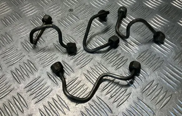 Nissan Juke I F15 Fuel injector supply line/pipe 