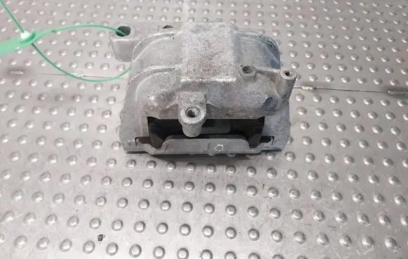 Engine mount vacuum valve