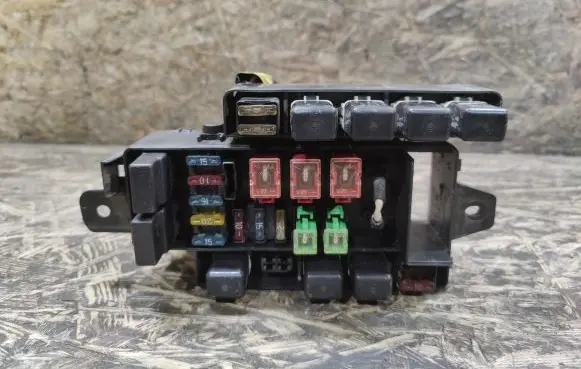 Subaru SVX Relay mounting block 