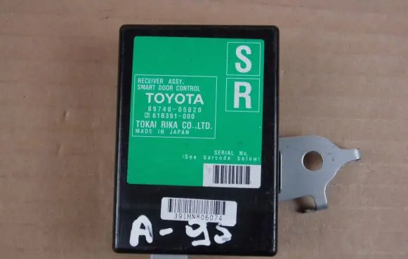 Toyota Avensis T270 Door control unit/module 8974005020