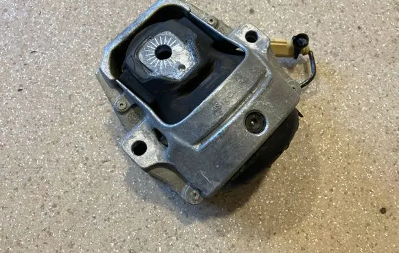 Porsche Macan (95B) Engine mount bracket 8R0199381