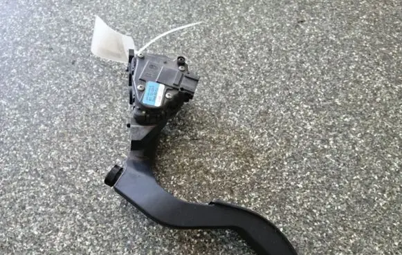 Volkswagen PASSAT B5.5 Accelerator throttle pedal 8D1723523F