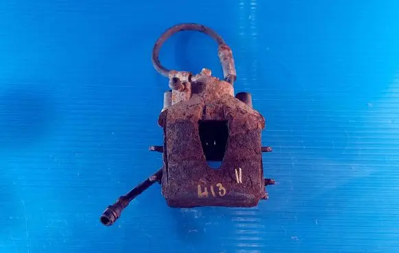Volkswagen Golf VI Front brake caliper