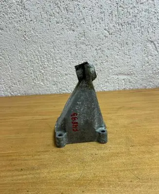 Mercedes-Benz C W203 Engine mounting bracket A2712230804 F4893